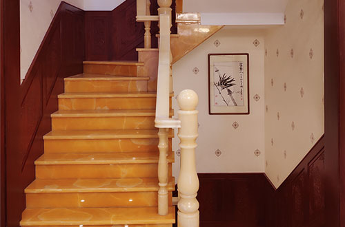 抚远中式别墅室内汉白玉石楼梯的定制安装装饰效果