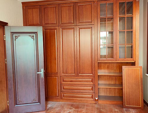 抚远中式家庭装修里定制的实木衣柜效果图